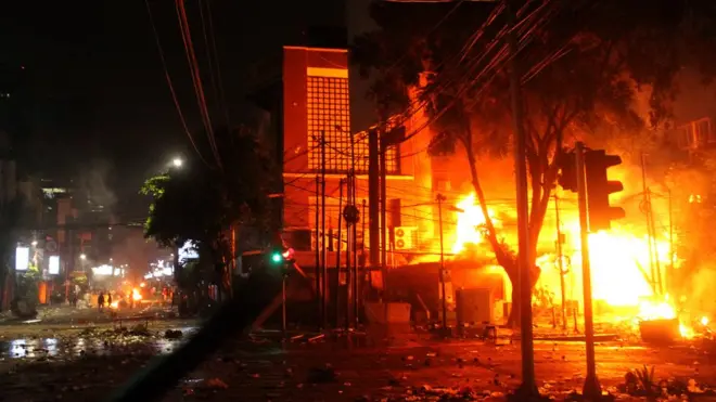 Pos polisi terbakar saat pengunjuk rasa bentrok dengan aparat pada 22 Mei 2019.