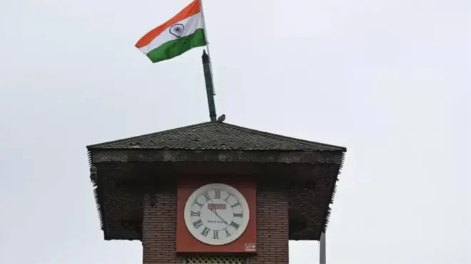 घंटाघर पर लहरा रहा तिरंगा