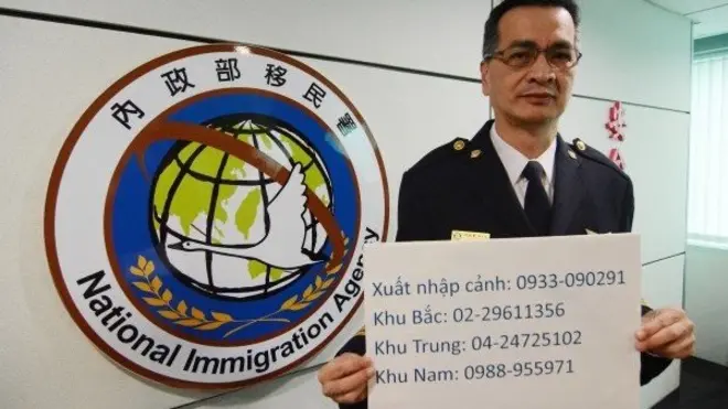 Cơ quan di trú Đài Loan trưng cả số điện thoại và dòng chữ tiếng Việt yêu cầu 124 du khách VN bỏ trốn hãy ra đầu thú để hưởng sự khoan hồng