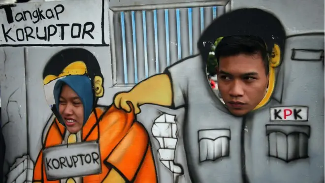 Sejak awal, munculnya pansus hak angket terhadap KPK memang mengundang banyak kritik dari masyarakat karena keberadaannya dinilai untuk melemahkan lembaga anti-rasuah tersebut.