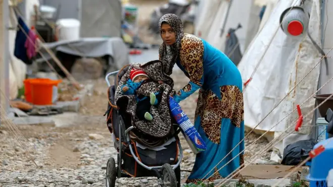 ሶርያዊት ኣደ ኣብ ጥቓ መዕቖቢ ስደተኛታት ኒዚፕ፤ እዚ ኣብ ጥቓ ዶብ ቱርኪ-ሶርያ ዝርከብ ካምፕ እዩ