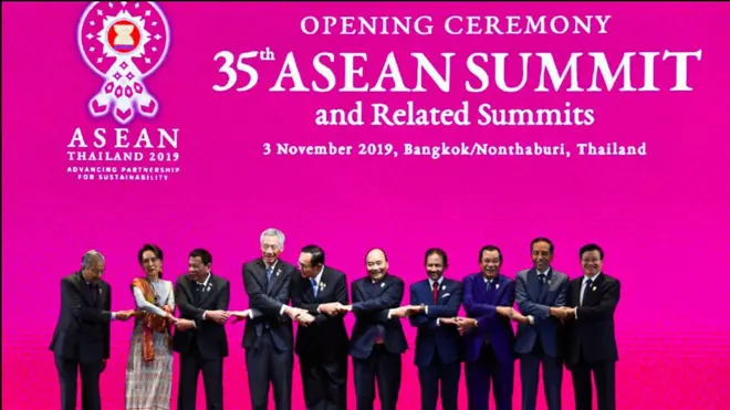 东盟十国领导人握手