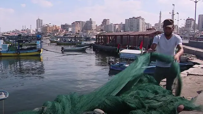 حوض الصيادين في ميناء غزة البحري يشهد حالة من الركود، جراء قيام إسرائيل بتقليص مساحة الصيد التي كان يسمح للصيادين بالوصول إليها في البحر من 9 ميل إلى ستة أميال.