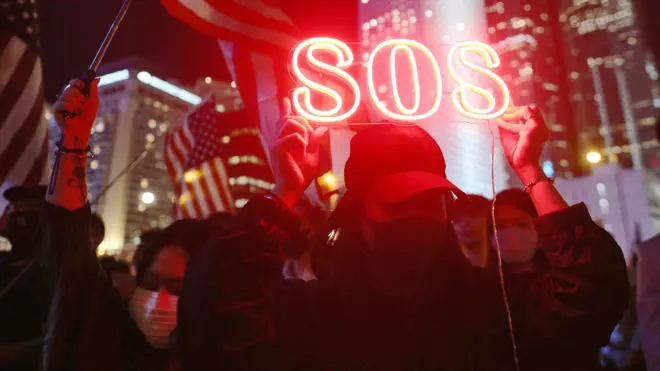 香港“感恩节集会”上“反送中”示威者举起求救信号标语（28/11/2019）