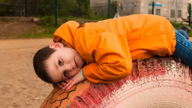 Чтобы Ване проще было привыкнуть к школе, с ним за парту села мама