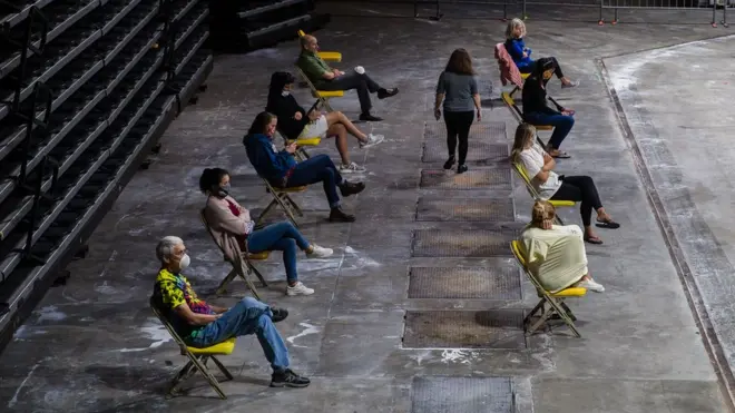 تطبق الولايات المتحدة قواعدا للتباعد الاجتماعي للحد من انتشار فيروس كورونا