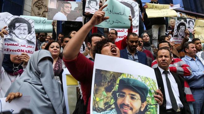 متظاهرون أمام مقر نقابة الصحفيين المصرية يطالبون بإ|طلاق سراح الصحفيين المعتقلين، وذلك في مارس/ آذار عام 2016