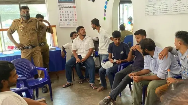 අත්අඩංගුවට ලක්වූ පිරිස මහරගම පොලීසියේ දී