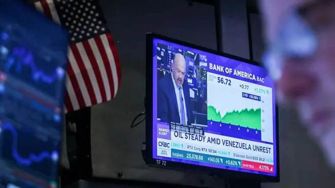 New York Borsası'nda bir ekranda (NYSE) Venezuela haberleri takip ediliyor.