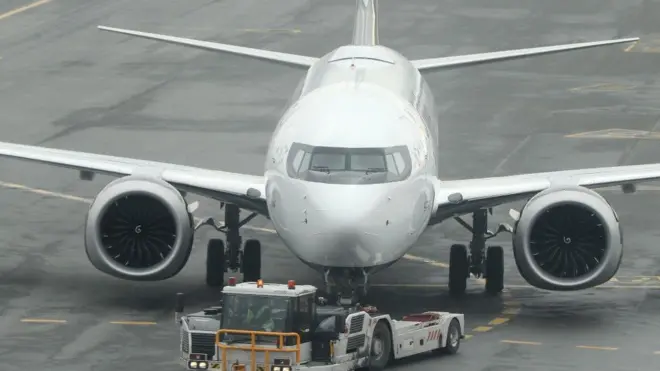 بوئنگ نے دنیا بھر میں 300 سے زائد طیاروں میں ممکنہ ناقص پرزوں کے استعمال کی نشان دہی کی ہے (فائل فوٹو)