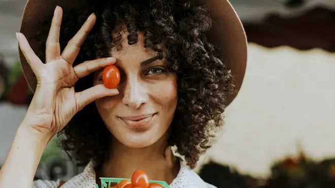 Девушка с помидором