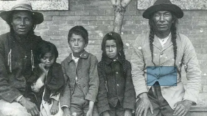 ये तस्वीर कनाडा के सास्काचेवान के डक लेक के सेंट माइकल्स इंडियन रेज़िडेन्शियल स्कूल की है जो साल 1900 में ली गई थी. इसमें बच्चों के साथ कैथलिक पादरियों को देखा जा सकता है.