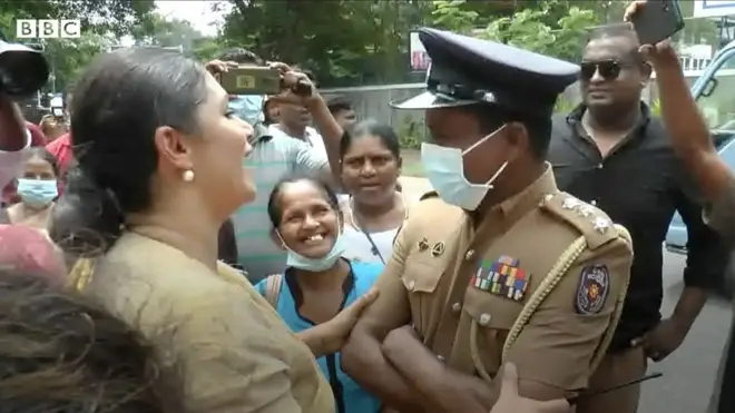 දැවෙන ප්‍රශ්න වලට විසඳුම් ඉල්ලා කාන්තාවෝ රනිල්ගේ නිවසට යති