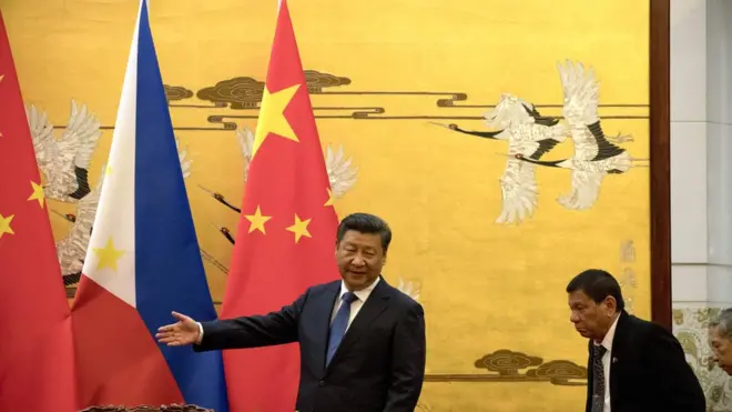 Родриго Дутерте (слева) надеется на улучшение отношений с Китаем
