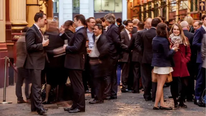 pubta içki içen ofis çalışanları