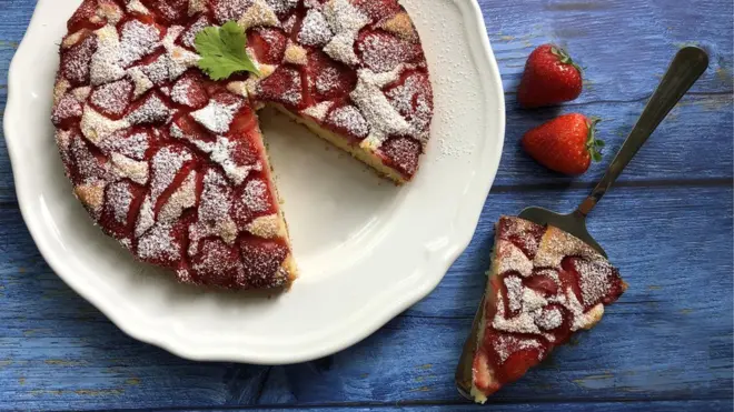 Полуничний пиріг із корицею