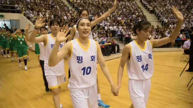 지난해 7월 평양에서 열린 남북통일농구경기에서 남북 선수들이 손을 잡고 공동 입장하고 있다