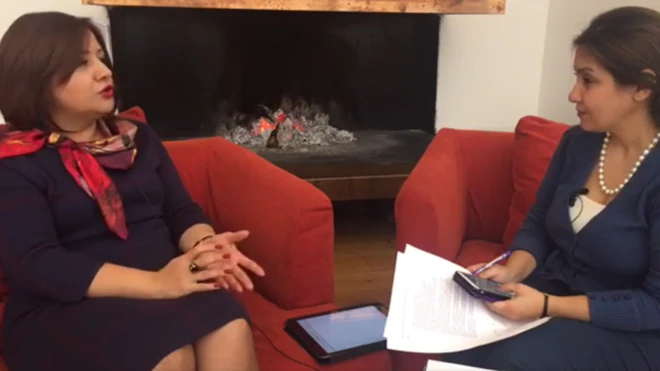 BBC Azərbaycanca canlı yayımda: Aparıcı Səadət Akifqızı (sağda) və qonaq Fərqanə Məmmədova (solda)