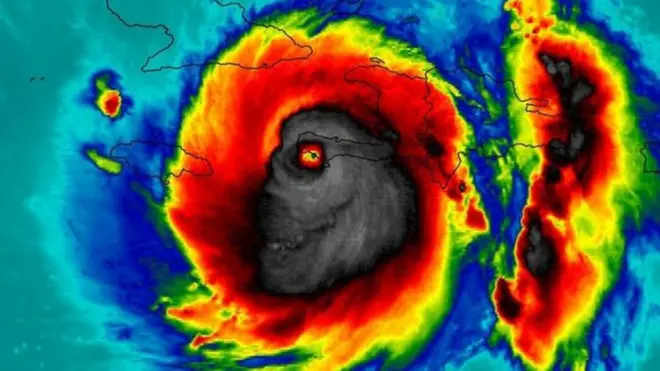 A "face da morte": muita gente visualiza um monstro no foto da Nasa que registrou a passagem do furacão Matthew pelo Haiti