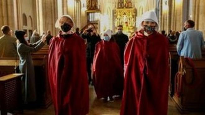 متظاهرات داخل كنيسة في بولندا احتجاجاً على قوانين الإجهاض