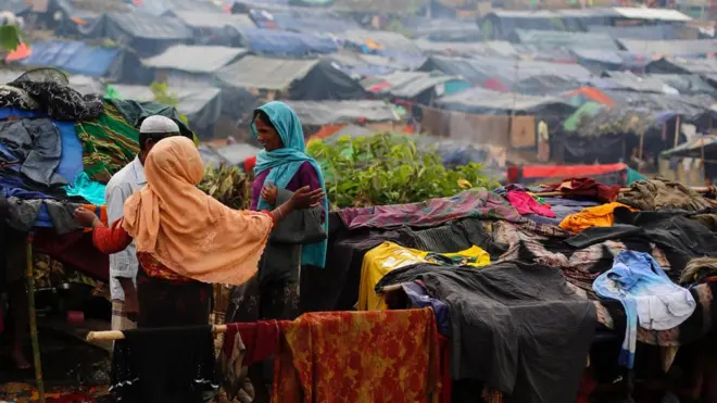 Sebagian besar dari sekitar 400.000 pengungsi Rohingya berada di Ukhia dan Teknaf, namun mereka tinggal di luar kamp-kamp resmi dalam kondisi berdesak-desakan.