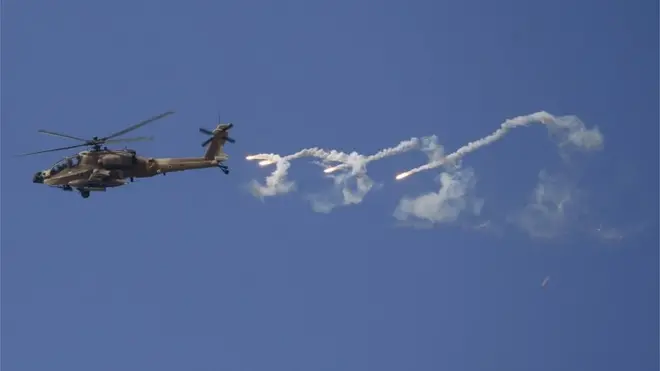 مروحية هجومية تطلق صواريخ خلال غارة للجيش الإسرائيلي على مدينة جنين بالضفة الغربية