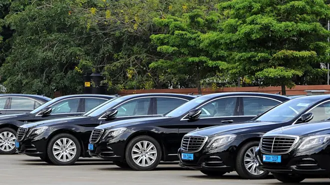 'මඟුල් ගෙදර, කොටහළු මඟුල් ගෙදර වැනි ගමන් තිබෙන සංස්කෘතියක් යටතේ මේ රටේ ඇමතිවරු ක්‍රියා කරන්නේ'