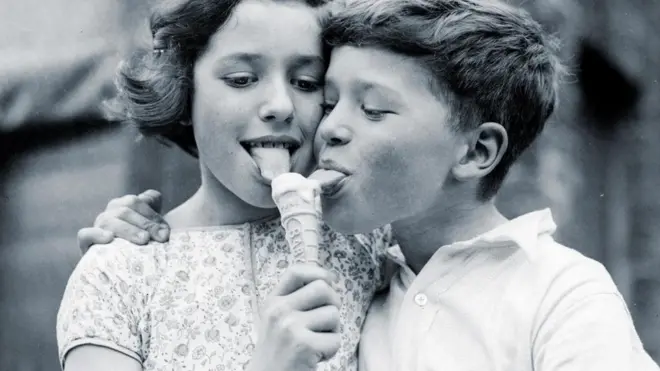 ولد وبنت يتذوقون الآيس كريم