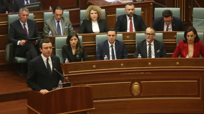 Dalibor Jevtić (drugi sdesna u gornjem redu) pažljivo je pratio ekspoze premijera Kurtija