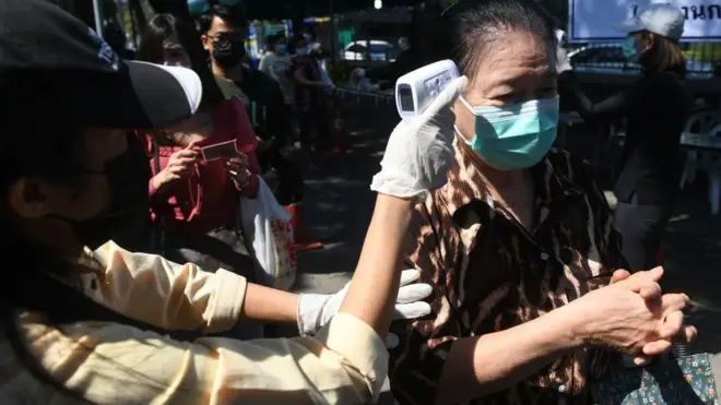 กทม. ตั้งด่านคัดกรองการแพร่ระบาดของเชื้อไวรัสโควิด-19 เพื่อควบคุมและคัดกรองผู้ที่เดินทางเข้ามาในพื้นที่กรุงเทพฯ จำนวน 14 จุด