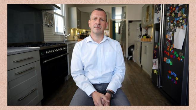 Matt Merry,betsport365 comfoto recente, sentadobetsport365 commeio a móveis e utensílios na cozinhabetsport365 comcasa. Ele espera justiça para as pessoas que, como ele, tiveram o sangue contaminado