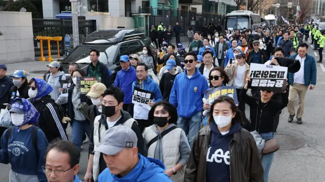 윤석열 대통령 탄핵을 촉구하는 시민들