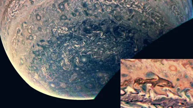 ภาพที่มีความละเอียดเผยให้เห็นพายุลูกหนึ่งก่อตัวเหมือนกับรูปร่างของโลมา