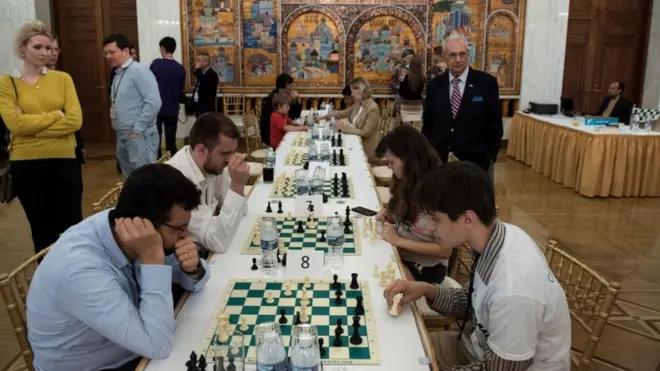 آج دنیا بھر میں شطرنج کے بڑے بڑے مقابلے منعقد کیے جاتے ہیں یہاں تک کہ انسان اور مشین کے درمیان ہونے والا مقابلہ بھی خاصی دلچسپی کا سامان رہا ہے