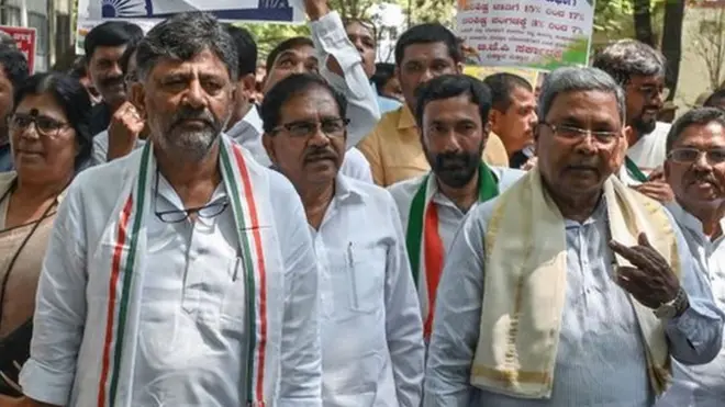 बीते मार्च में बीजेपी सरकार के ख़िलाफ़ एक प्रदर्शन के दौरान कांग्रेस के वरिष्ठ नेताओं के साथ सिद्धारमैया और डीके शिवकुमार.