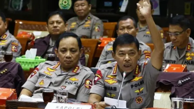 Kapolri Jenderal Pol Idham Azis (kanan) didampingi Wakapolri Komjen Pol Gatot Eddy Pramono (kiri) memberikan paparan saat mengikuti rapat kerja dengan Komisi III DPR, Kamis (30/01).