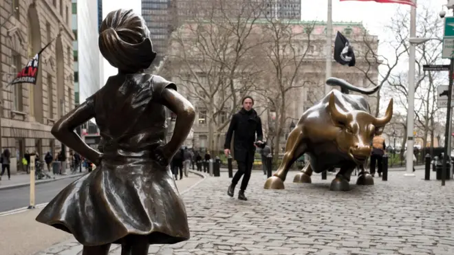 En Wall Street apareció una estatua bautizada como la "Niña sin miedo" que desafía a la icónica figura del toro y es una forma simbólica de presionar a las empresas para que haya más mujeres en las juntas directivas.