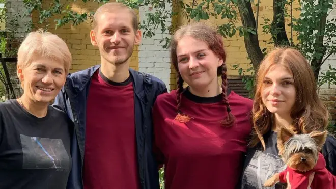 Дмитро Козацький з позивним "Орест" разом з мамою та сестрою, а також Катерина "Пташка" Поліщук (по центру)