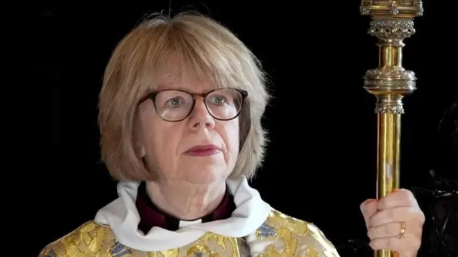 Sarah Mullally, na-ekpe ụka Ekeresimesi Eucharist n'ụlọụka St Paul's Cathedral, Lọndọ, na 25 Disemba