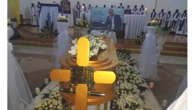 Umuhanzi Kizito Mihigo ari gushingurwa n'inCuti n'umuryango wiwe i Kigali mu Rwanda