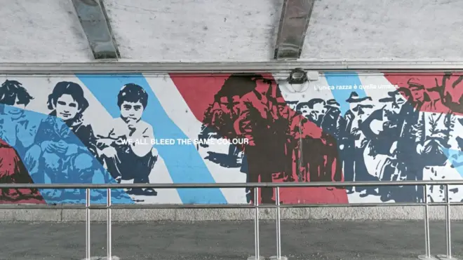 Мурал посвећен свим избеглицама и мигрантима, са натписом: „Нашим венама тече крв исте боје"