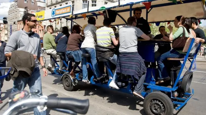 Пивные велосипеды - это небольшие пабы на колесах, снабженные велосипедными сидениями, расположенными вокруг стола