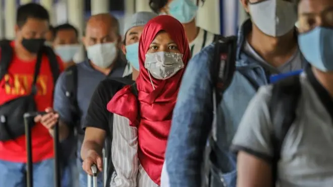 Sejumlah Pekerja Migran Indonesia (PMI) antre untuk melakukan pengecekan dokumen perjalanan di Pelabuhan Internasional Batam Centre, Batam, Kepulauan Riau, Kamis (29/04)