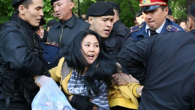 Задержание активистки в Алма-Ате