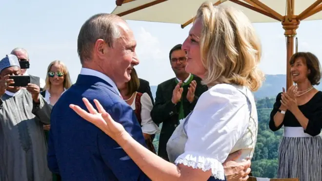 В августе этого года Путин был на свадьбе главы австрийского МИД Карин Кнайсль, которая теперь отказывается ехать в Россию