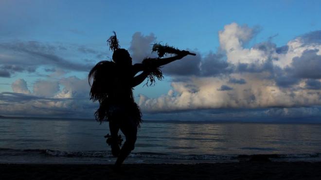 一名所罗门群岛的舞者正在表演传统舞蹈。