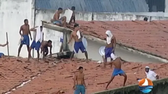 Para napi menaiki atap penjara Alcacuz di kota Natal, Brasil.