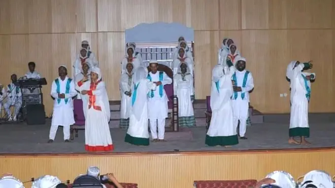 አባ ጅፋር ለመፎ በመድረክ ላይ