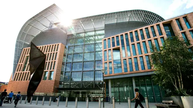 El Instituto Francis Crick reunirá a cerca de 1250 científicos de todo el mundo. Biólogos, bioquímicos y genetistas trabajarán con matemáticos, físicos y expertos en estadística para dar a respuesta a los grandes problemas de la medicina.