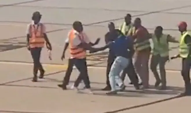 Awọn agbofinro papakọ ofurufu Ilorin lasiko ti wọn mu ọkunrin naa